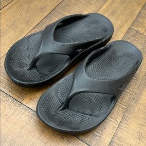 OOFOS Men's Charcoal Sandals